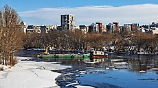 Vodohospodá�i bourají led, na snímku je soutok Vltavy a Berounky. (leden 2025)