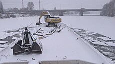 Vodohospodá�i bourají led na Berounce. (leden 2025)