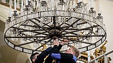 P�ltunový lustr z poutního kostela Nav�tívení Panny Marie v Hejnicích �eká po...