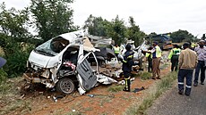 Nejmén� 13 d�tí zahynulo p�i srá�ce minibusu s nákladním vozem v Jihoafrické...