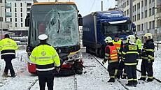 V Hlubo�epech se srazila tramvaj s nákla�ákem. �idi�i obou voz� jsou zran�ní....