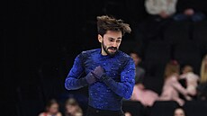 Francouzský krasobrusla� Kevin Aymoz b�hem svého krátkého programu na ME v...
