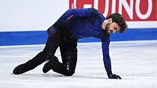 Kevin Aymoz se zvedá po pádu na krasobrusla�ském ME.