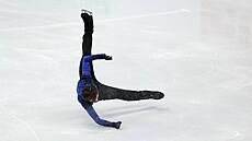 Kevin Aymoz znovu padá b�hem svého vystoupení na ME v Sheffieldu.