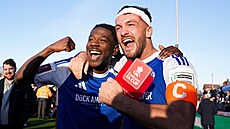 Paul Dawson (vpravo) a Isaac Buckley-Ricketts z Macclesfieldu se radují ze...