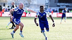 Isaac Buckley-Ricketts (vpravo) se raduje z gólu proti Crystal Palace