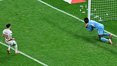 Senegalský branká� Mendy chytá v nastavení základní hrací doby ve finále...