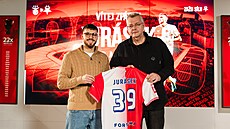 �erstvá posila David Jurásek (vlevo) se slávistickým �éfem Jaroslavem Tvrdíkem.