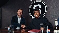 Peruánský ofenzivní hrá� Joao Grimaldo (vpravo) práv� podepsal smlouvu se...