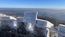 Ochoz rozhledny D��ínský Sn�ník s vrcholovým panoramatem. Tento pohled sm��uje...