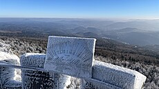 Ochoz rozhledny D��ínský Sn�ník s vrcholovým panoramatem. Tento pohled sm��uje...