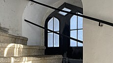 Vnit�ní kamenné to�ité schodi�t� na rozhlednu D��ínský Sn�ník. Nad ním jsou...