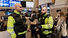 V Brn� hlídá bezpe�nost na nádra�í vedle policie a strá�ník� i dvojice...