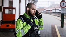 V Brn� hlídá bezpe�nost na nádra�í vedle policie a strá�ník� i dvojice sekuri�ák�. Za sm�nu nachodí i 45 tisíc krok�. (leden 2026)