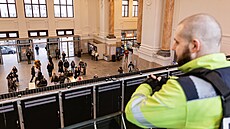 V Brn� hlídá bezpe�nost na nádra�í vedle policie a strá�ník� i dvojice sekuri�ák�. Za sm�nu nachodí i 45 tisíc krok�. (leden 2026)