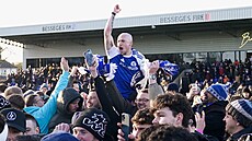 Josh Kay z Macclesfieldu slaví s fanou�ky po utkání 3. kola FA Cupu senza�ní...