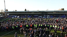 Fanou�ci a hrá�i Macclesfieldu slaví na h�i�ti historické vít�zství nad Crystal...