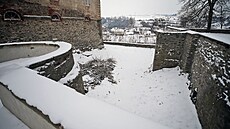 Stát t�sn� p�ed koncem roku nabízel v aukci k prodeji hradební parkány zámku...
