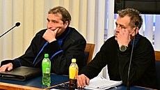 Ob�alovaný Jan Mach (vpravo) u Krajského soudu v Brn�, který za�al projednávat...