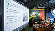 Zleva tiskový mluv�í JE Dukovany Ji�í Bezd�k, �editel Jaderné elektrárny...