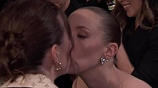 Sinead Donnelly gratuluje své partnerce Erin Doherty k cen� pro nejlep�í...