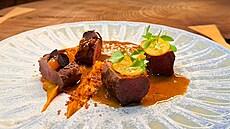 Srn�í h�bet, vínové pyré, jus a krvavý pomeran� podle Ave