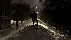 Moskva odklidila hromady sn�hu do úzké ulice