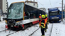 Kamion v Praze smetll tramvaj z kolejí, �idi�i se zranili
