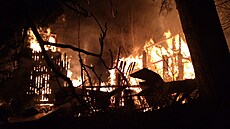 Chata ve �luticích sho�ela ve st�edu ve�er do základ�. (14. ledna 2026)