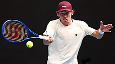 Alex de Minaur hraje forhend v prvním kole Australian Open.
