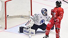 Hokejisté Olomouce st�ílí gól do sít� Plzn�.