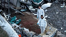 �lenové �pan�lské ob�anské gardy pracují vedle jednoho z vlak� zapojených do...