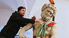 Odborníci p�ivá�ejí originál sochy Samsona do �eskobud�jovické radnice. M�sto...