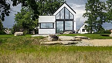 B�eh nechala autorka zahrady, Petra Novotná, zpevnit kamennými valouny, které...