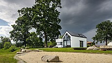 D�m stojí v t�sné blízkosti vodní plochy, celé hlavní pr��elí domu je proto...