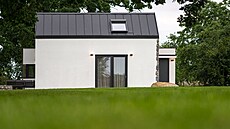 Bílou fasádu doplnila antracitová st�echa z pozinkovaného plechu.