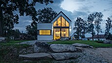 Koncept domu vychází z klasického venkovského archetypu se sedlovou st�echou.