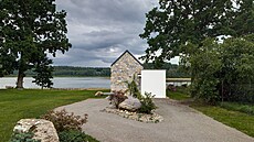 Kamenné oblo�ení doplnilo na �elním pr��elí domu  bílou fasádu..