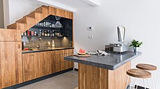 V kuchy�ce pod schody najdete v�echny pot�ebné spot�ebi�e.