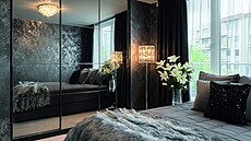 Ne� se rozsvítí v prostoru za zrcadlem, lze se jen dohadovat, co se za ním...