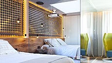 Zrcadlo opticky skv�le zv�t�uje prostor, koupenu za ním nikdo ne�eká.