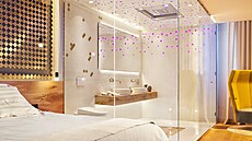 Zrcadlo opticky skv�le zv�t�uje prostor, koupenu za ním nikdo ne�eká. Je tam!