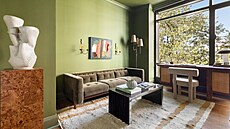 V interiéru nechyb�jí r�zné um�lecké kousky v�etn� plastik a obraz�.