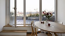 Prostornou terasu, která vznikla spojením dvou men�ích, pokrývají mod�ínová...