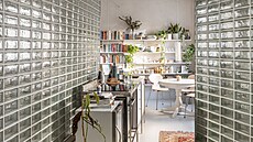 Klasické zd�né p�í�ky nahradily sklen�né z luxfer, které propou�t�jí denní...