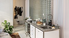 Za záv�sem a betonovým podstavcem je lo�nice. Záv�s nazna�uje, �e se nacházíte...