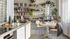 Okny vniká do bytu dostatek denního sv�tla.