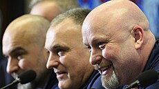 Úsp�né trenérské trio. Vpravo nejblí�e objektivu sedí hlavní kou� Patrik...