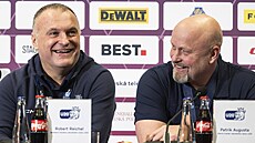 Vpravo hlavní trenér Patrik Augusta, vedle n�j asistent Robert Reichel.