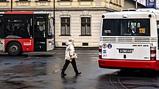 Zatá�ka u výjezdu ze Smíchovského autobusového nádra�í, kde ráno autobus srazil...